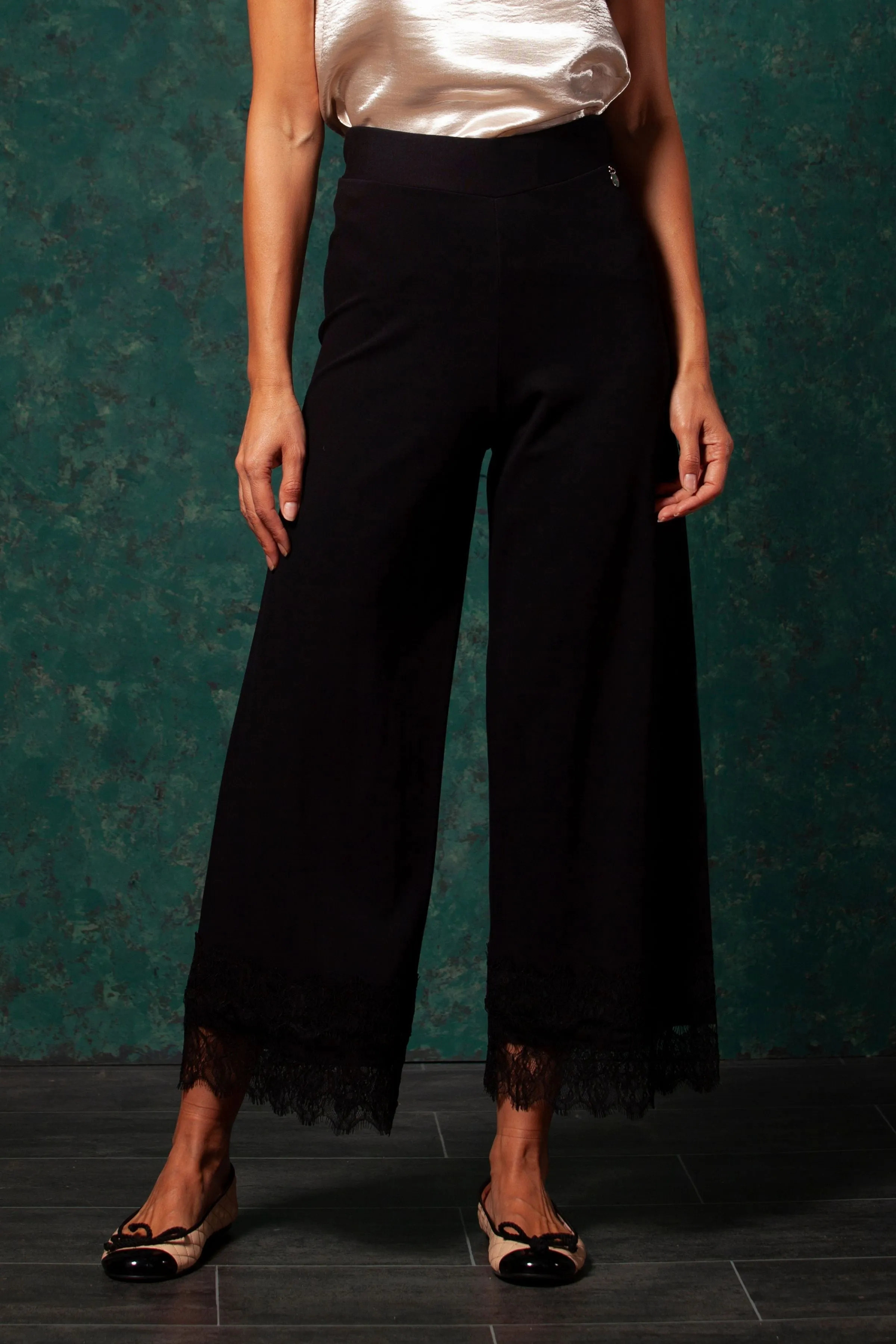 Pantalon negro ancho con detalle de puntilla LolitasyL