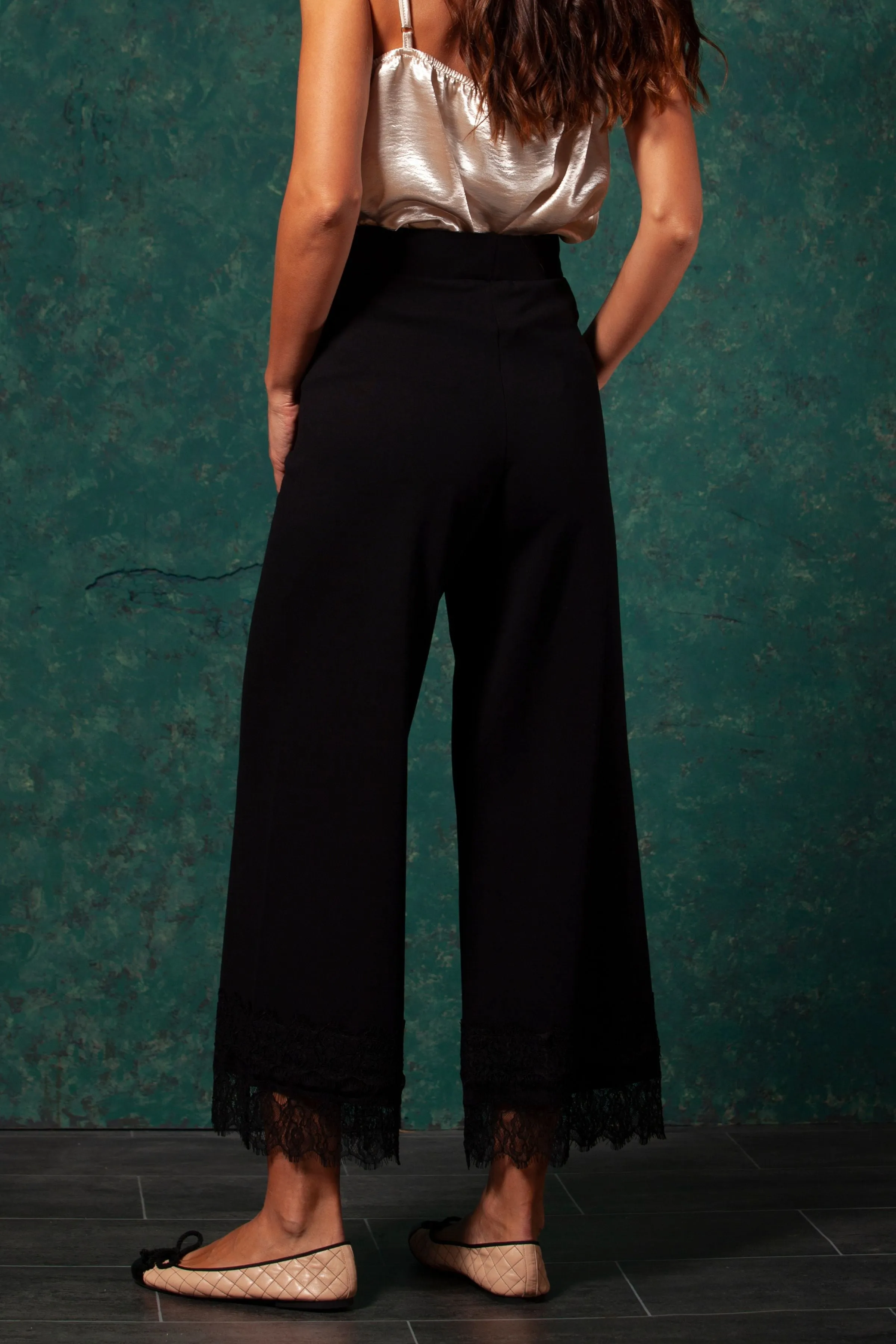 Pantalon negro ancho con detalle de puntilla LolitasyL